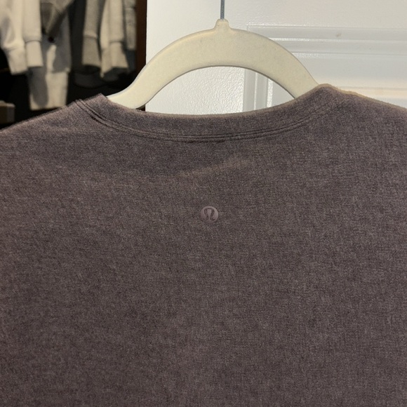 Lululemon cropped Tshirt - Picture 2 of 3